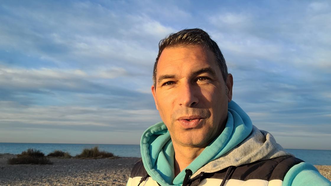 Ben Zaugg am Strand bei Sonnenuntergang