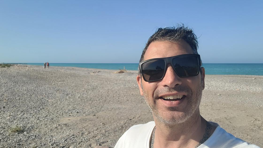 Ben Zaugg am Strand mit Sonnenbrille