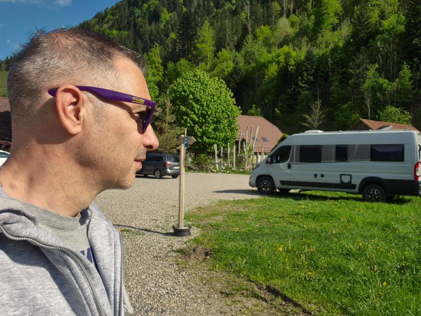 Ben Zaugg mit seinem Carado CV640 in der Schweiz