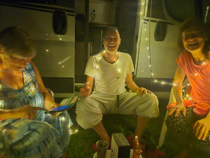 Ben Zaugg mit Freunden vor dem Van bei Nacht