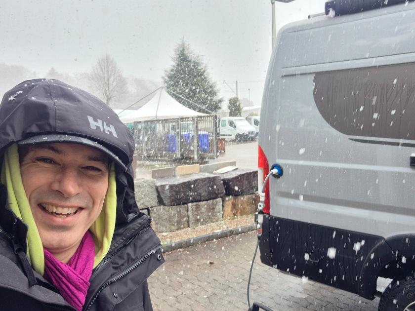 Ben Zaugg im Schnee mit Van