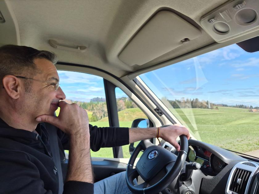 Ben Zaugg am Steuer unterwegs in der Schweiz