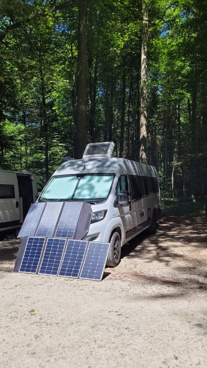 Solaranlage Van selber bauen: Mein 300W Victron Setup im Ducato 15 Vanlife Solar Faltpanel – zwei portable Panels vor dem Van im Wald