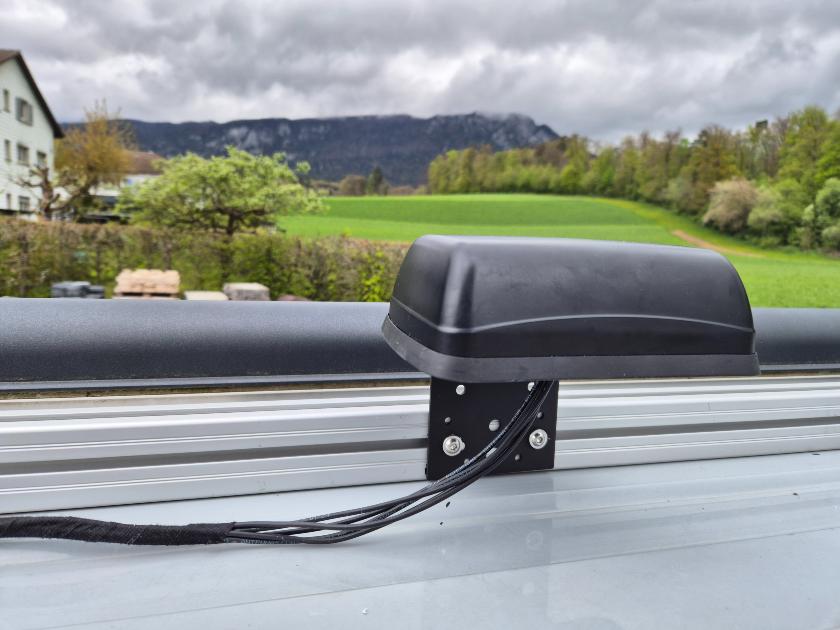 Internet im Van: Mein Router-Setup von 4G bis 5G 11 Panorama 5G-Aussenantenne LOW PRO auf der Van-Dachreling