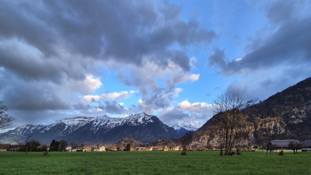 Lazy Rancho Interlaken: 2 Campingplätze mit Jungfrau-Blick 25 Abendstimmung auf dem Camping Lazy Rancho Interlaken