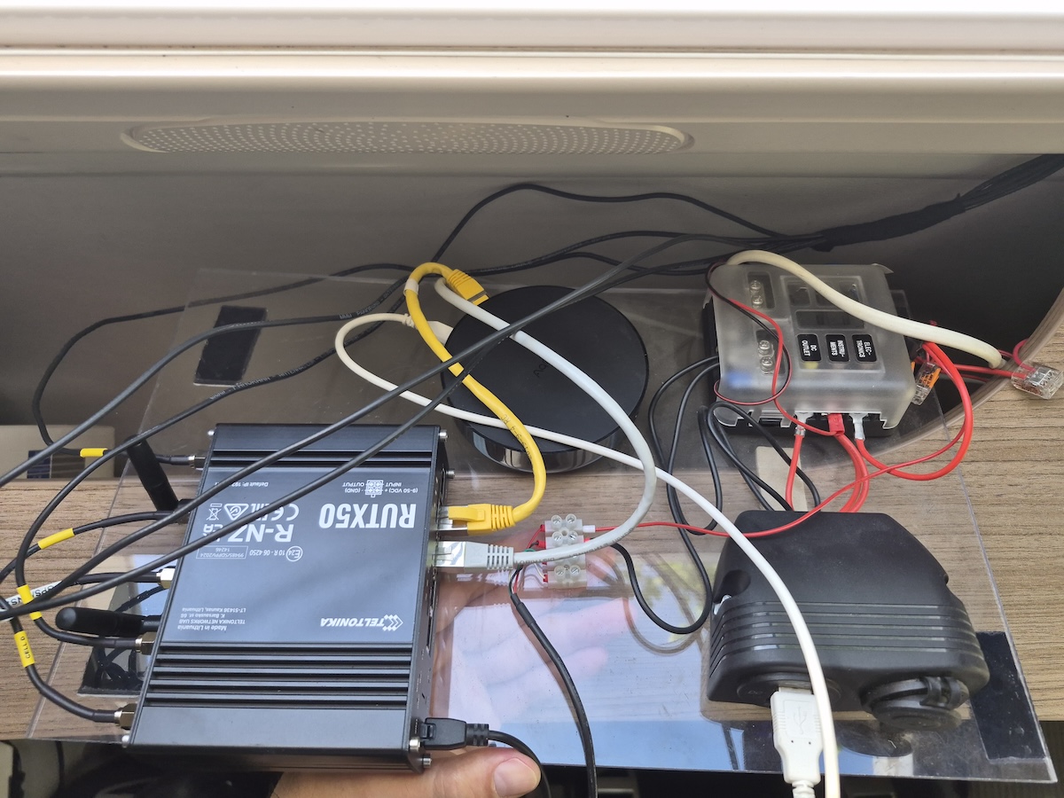 Internet im Van: Mein Router-Setup von 4G bis 5G 13 Aktuelle Elektronik-Ablage mit RUTX50, Aqara Hub und Kleinstromverteiler