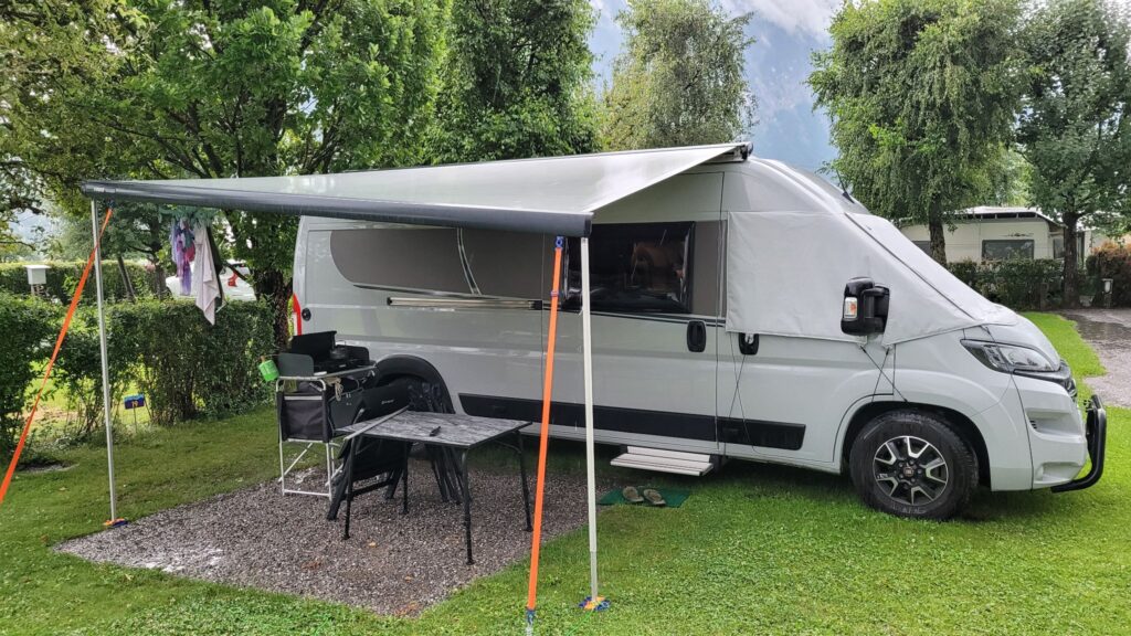 Lazy Rancho Interlaken: 2 Campingplätze mit Jungfrau-Blick 8 Setting Regenwetter auf dem Lazy Rancho