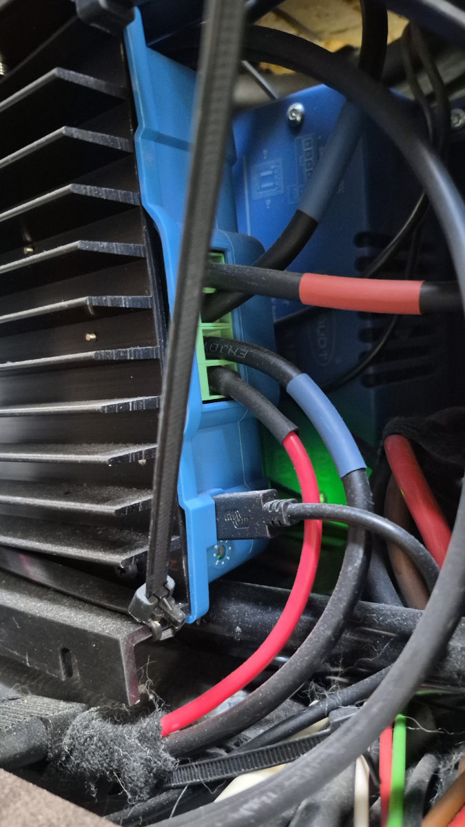 Solaranlage Van selber bauen: Mein 300W Victron Setup im Ducato 16 Detailaufnahme Victron MPPT 100/30 mit Kabelanschlüssen