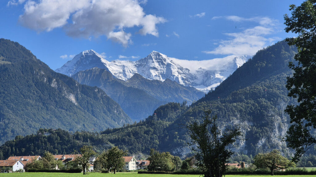 Lazy Rancho Interlaken: 2 Campingplätze mit Jungfrau-Blick 24 Eiger, Mönch und Jungfrau vom Lazy Rancho aus gesehen