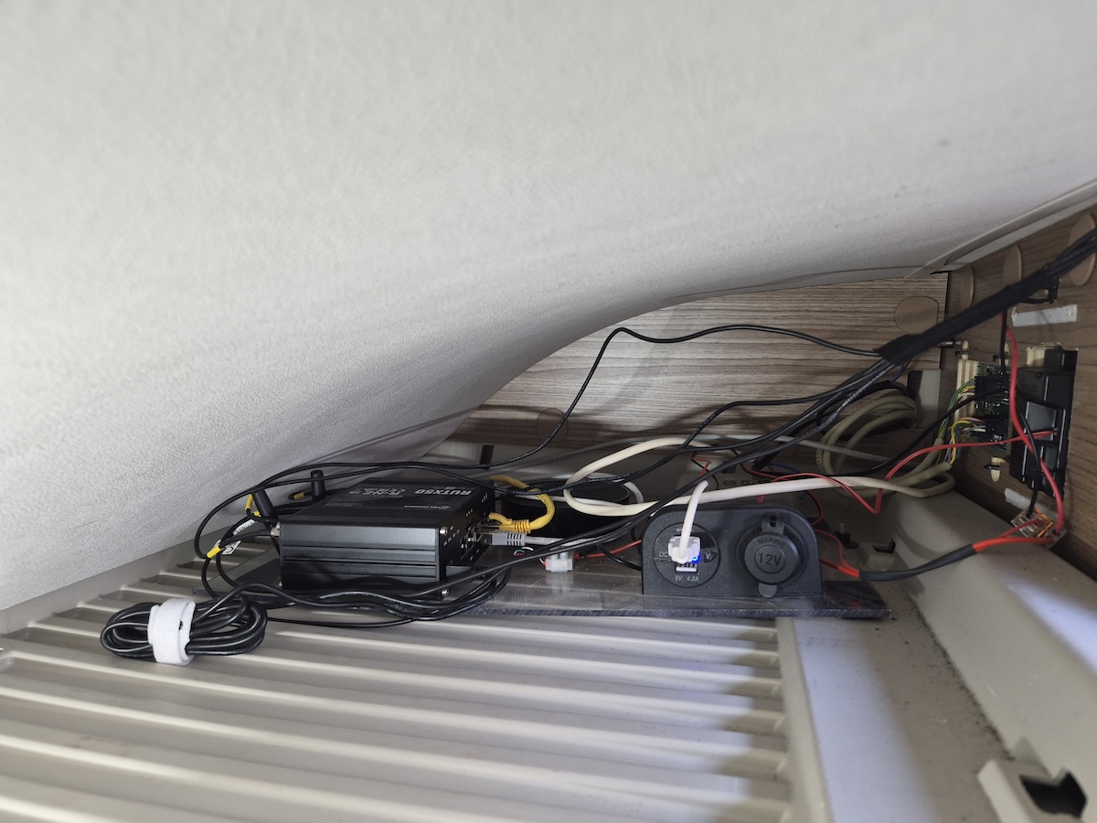 Internet im Van: Mein Router-Setup von 4G bis 5G 2 Elektronik-Board fahrtauglich installiert im Ducato