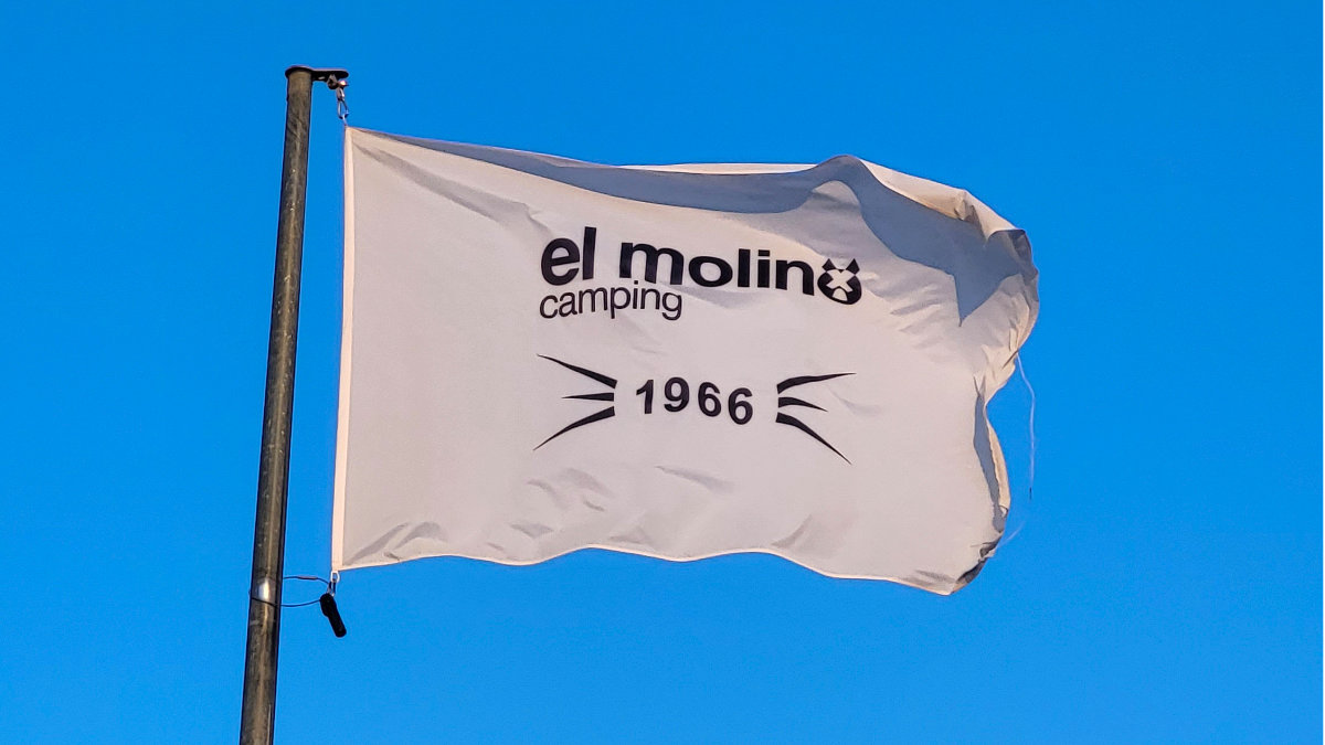 Fahne und Eingangsbereich des Camping El Molino bei L'Estartit