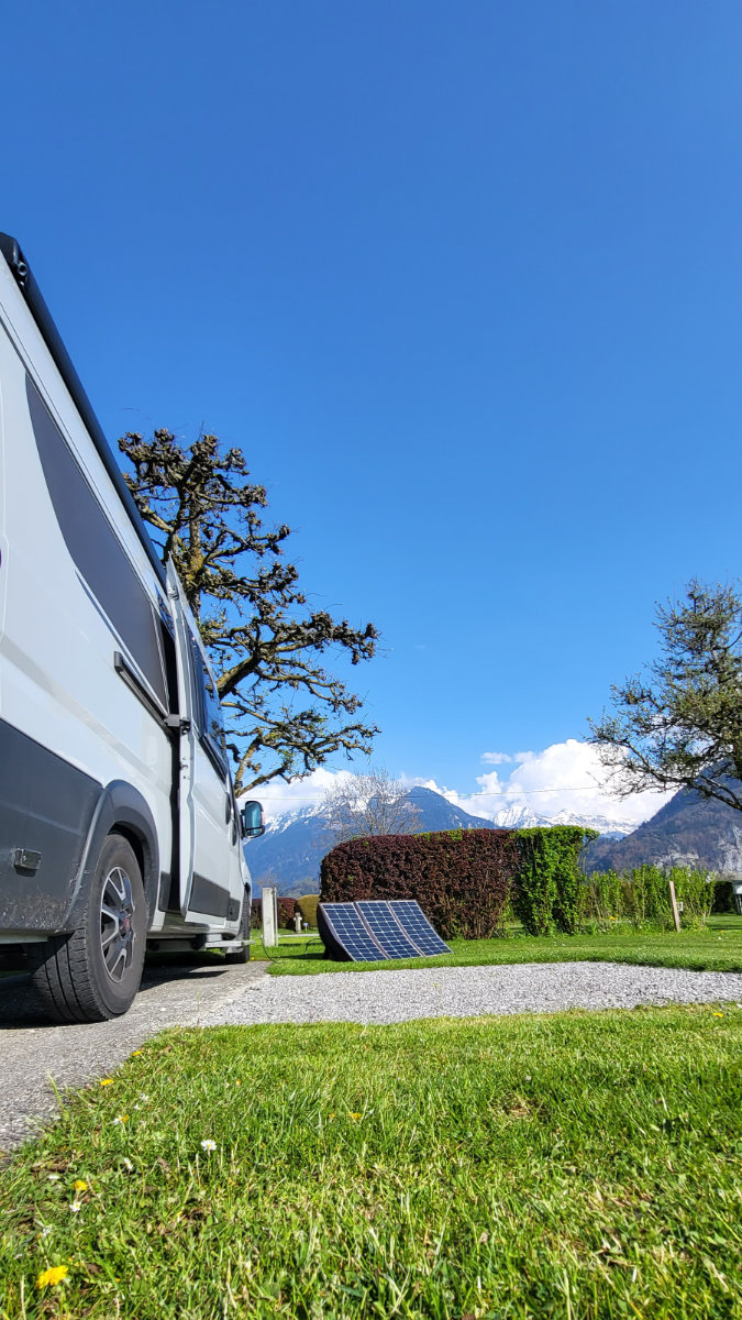 Solaranlage Van selber bauen: Mein 300W Victron Setup im Ducato 17 Portables Solarpanel auf dem Rasen mit Victron MPPT
