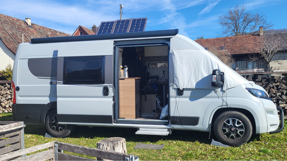Solaranlage Van selber bauen: Mein 300W Victron Setup im Ducato 19 Faltpanel auf dem Van-Dach – zweite Testposition