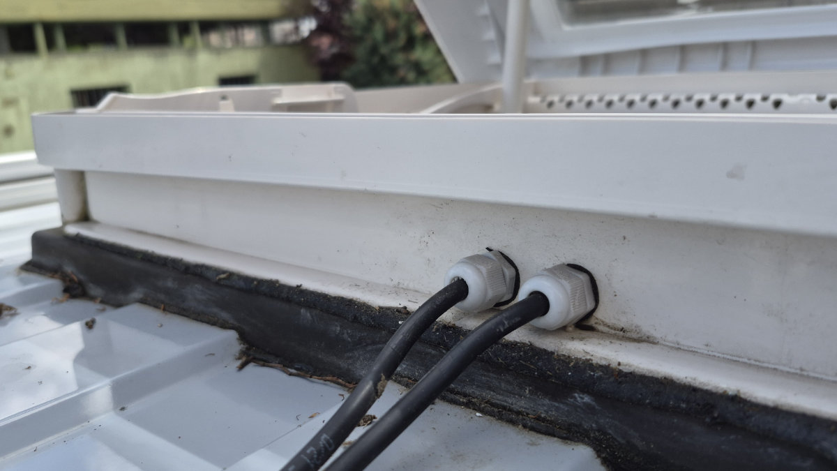 Solaranlage Van selber bauen: Mein 300W Victron Setup im Ducato 22 Kabeldurchführung Solar – zweite Perspektive aussen