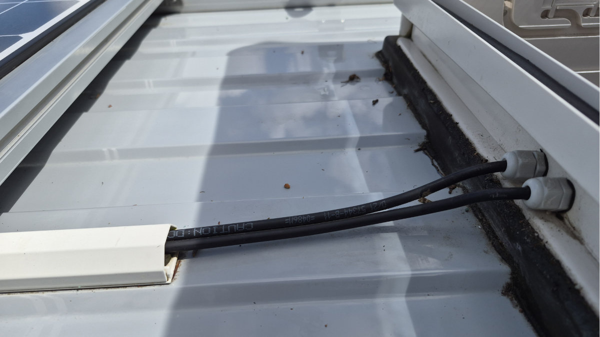 Solaranlage Van selber bauen: Mein 300W Victron Setup im Ducato 21 Kabeldurchführung Solar – Aussenansicht Fensterdurchführung