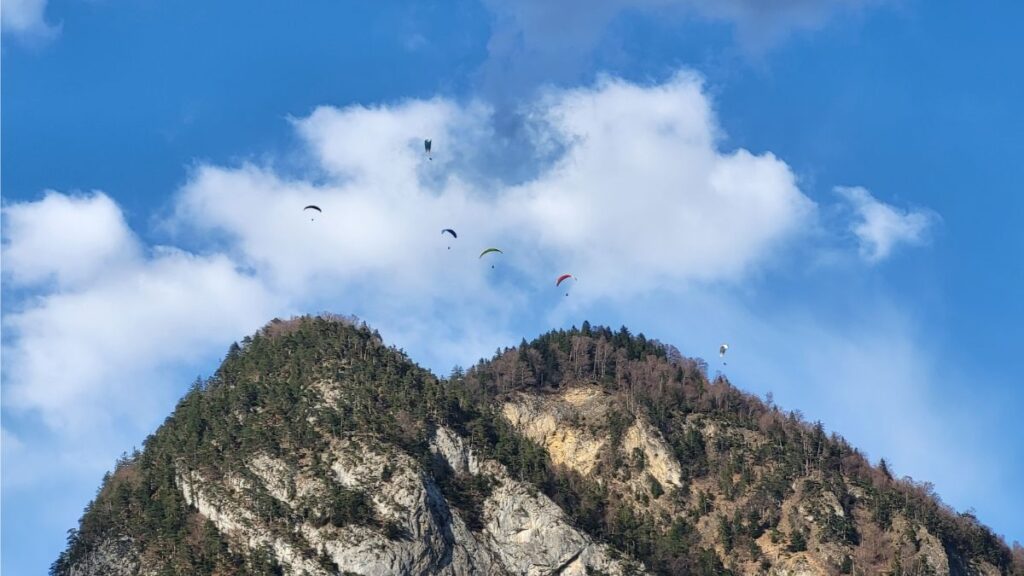 Lazy Rancho Interlaken: 2 Campingplätze mit Jungfrau-Blick 5 Gleitschirmfliegen über dem Lazy Rancho Interlaken