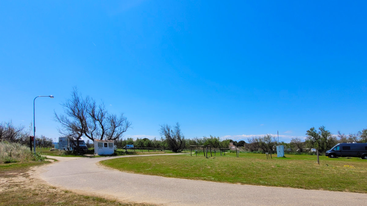 Blick über die Stellplätze des Camping El Molino an der Costa Brava