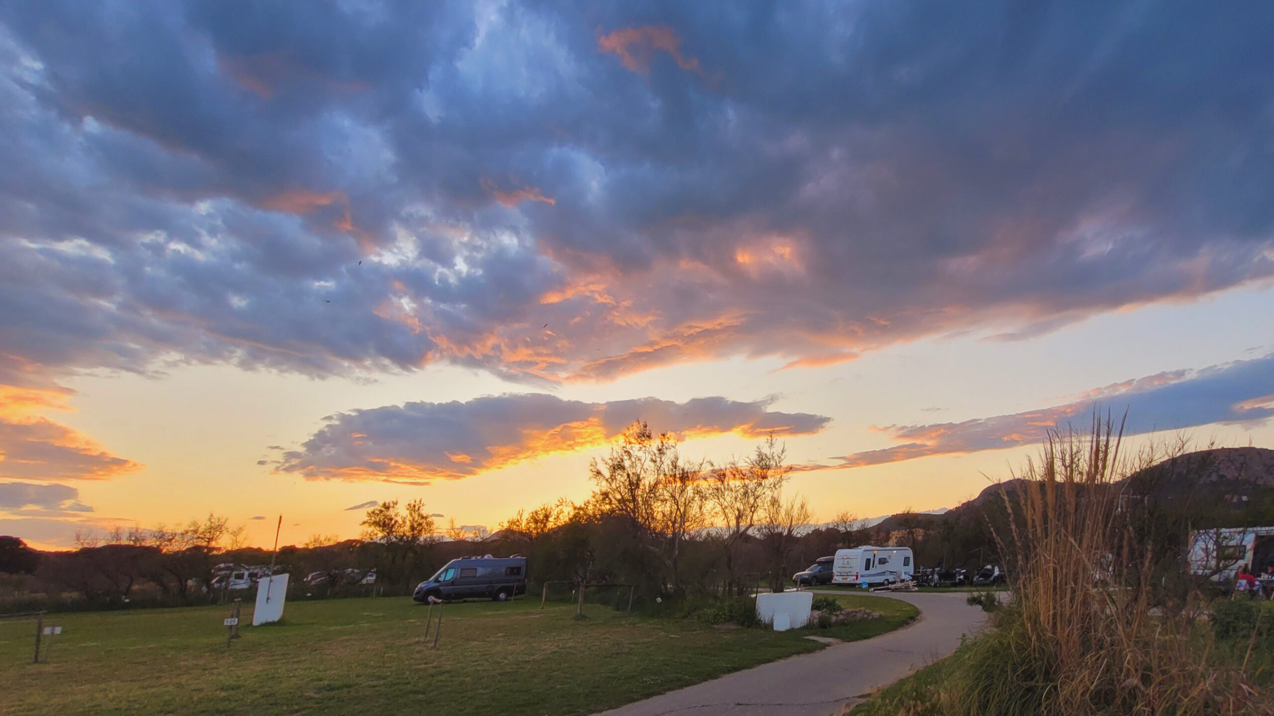 Goldene Abendstimmung auf dem Campingplatz El Molino Costa Brava