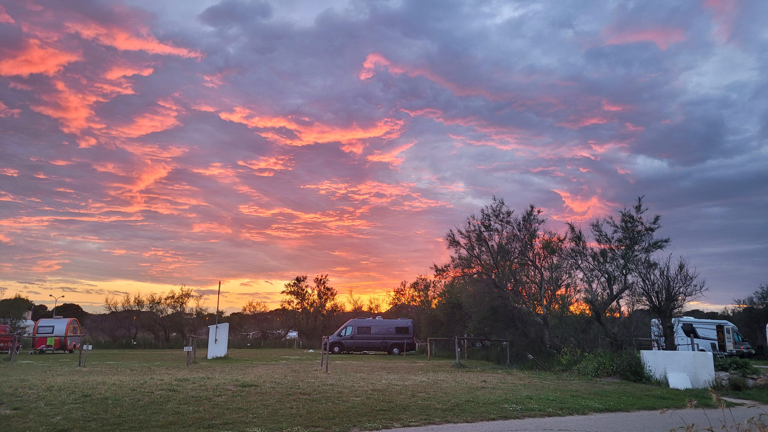 Sonnenuntergang über den Stellplätzen am Camping El Molino Costa Brava