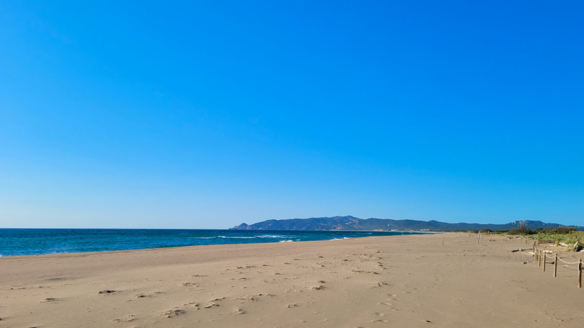 Langer Sandstrand vor Camping El Molino – Costa Brava in der Nebensaison