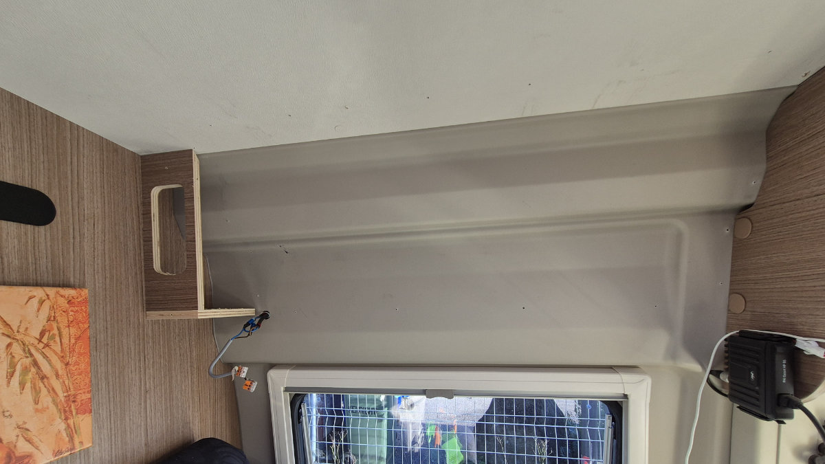 Solaranlage Van selber bauen: Mein 300W Victron Setup im Ducato 13 Kabelverlegung Solaranlage Van – Dachschrank demontiert