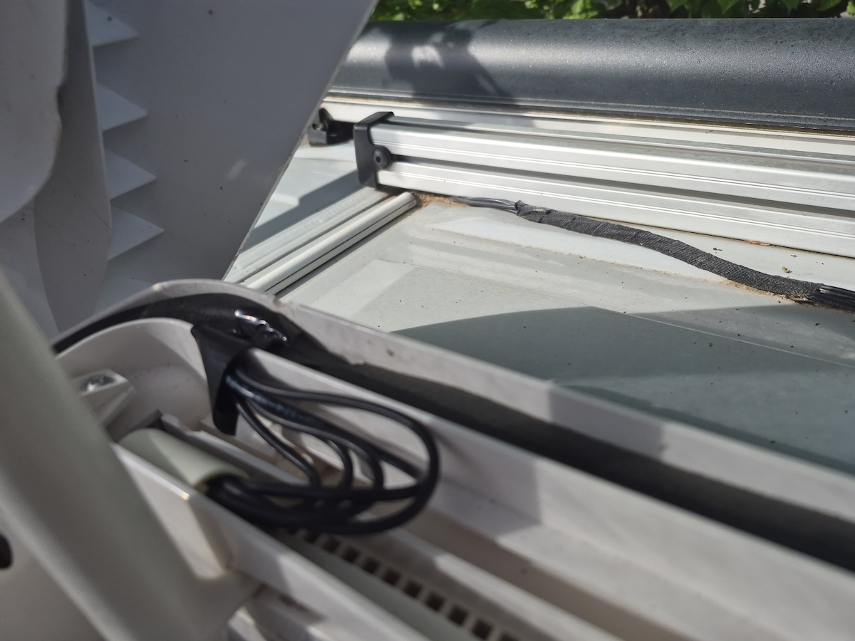 Internet im Van: Mein Router-Setup von 4G bis 5G 9 Kabeldurchführung von innen – Kabel führen zur Ablage im Führerhaus