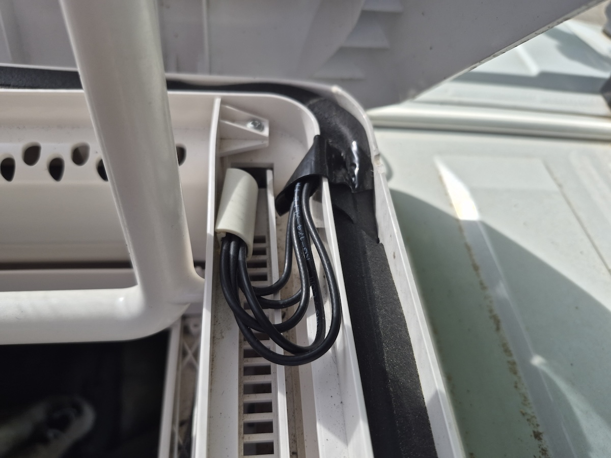Internet im Van: Mein Router-Setup von 4G bis 5G 8 Kabeldurchführung am Fensterrahmen mit Dichtung