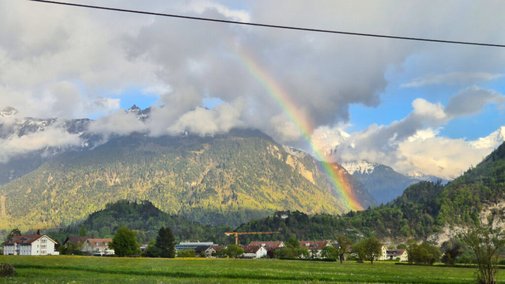 Lazy Rancho Interlaken: 2 Campingplätze mit Jungfrau-Blick 21 Regenbogen über dem Lazy Rancho Interlaken