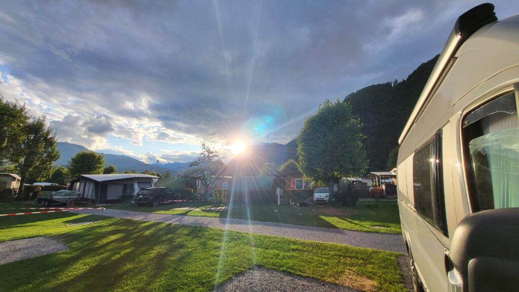 Lazy Rancho Interlaken: 2 Campingplätze mit Jungfrau-Blick 29 Sonnenuntergang über dem Lazy Rancho Interlaken