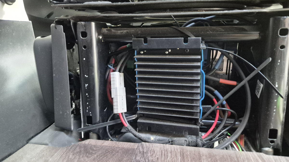 Solaranlage Van selber bauen: Mein 300W Victron Setup im Ducato 14 Victron SmartSolar MPPT 100/30 unter dem Fahrersitz verbaut