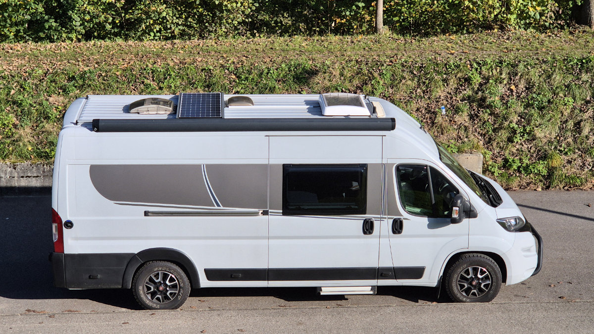 Solaranlage Van selber bauen: Mein 300W Victron Setup im Ducato 24 Offgridtec Solarpanel 1 auf dem Van-Dach montiert
