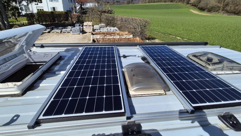 Solaranlage Van selber bauen: Mein 300W Victron Setup im Ducato 1 Solaranlage Van selber bauen – beide Offgridtec 150W Panels auf dem Ducato-Dach