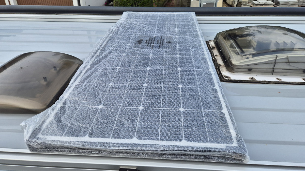 Solaranlage Van selber bauen: Mein 300W Victron Setup im Ducato 8 Solarpanel Probe-Platzierung auf dem Ducato-Dach – Übersicht Dachfenster