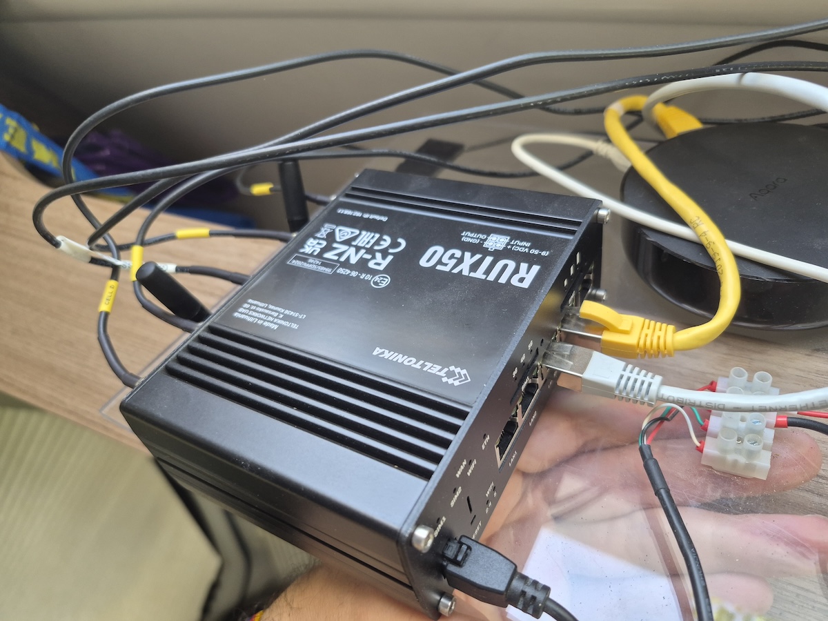 Internet im Van: Mein Router-Setup von 4G bis 5G 10 Teltonika RUTX50 für Internet im Van mit allen 5 Antennenkabeln verkabelt