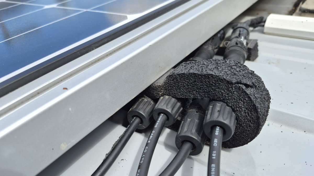Solaranlage Van selber bauen: Mein 300W Victron Setup im Ducato 10 MC4-Parallelstecker auf dem Dach mit Schaumstoffschutz gegen Vibrationen